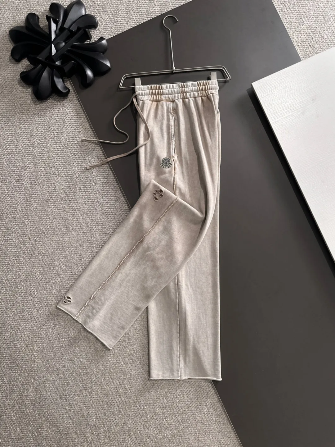 Next day shipment P360 Stone lsland/Stone Island Mouth Joint Exclusive launch of 25ss autumn and winter new high-quality trousers Compare real-life details at will The craftsmanship that ordinary small workshops cannot copy Top-level ZP development Unique imported fabric feel Purely imported German machine production Precision operation Ten thousand needle density A pair of trousers with rich details You can see the development strength A full set of new accessories can be customized simultaneously Simple yet elegant Soft, delicate and comfortable The upper body is versatile and fashionable A perfect choice for autumn and winter. A must-have item. Loose fit. Please refer to the size chart when placing an order: S to XL (or state your height and weight when placing an order)